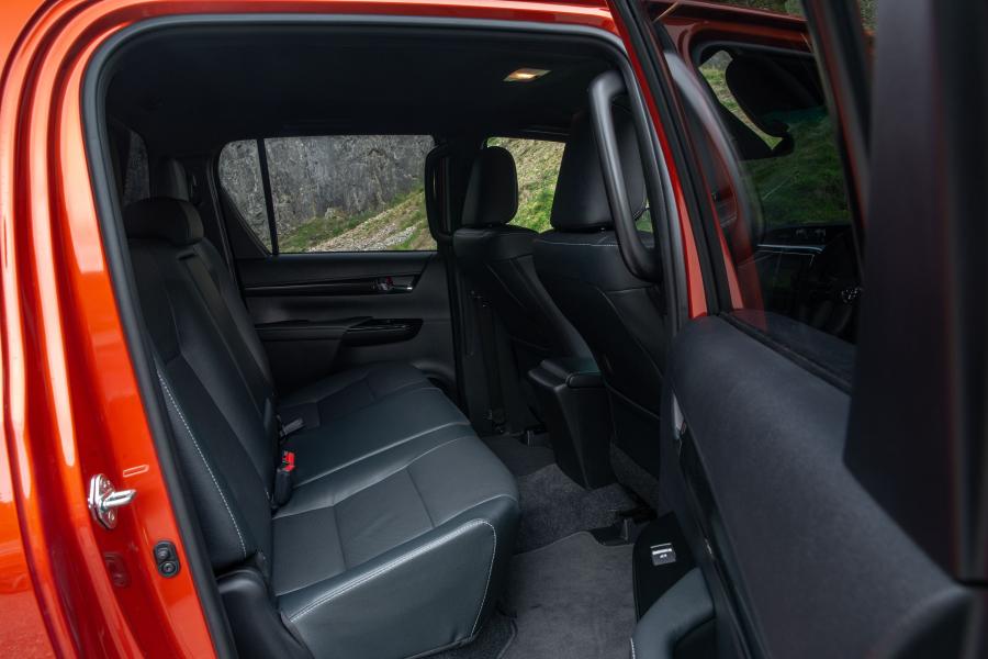Интерьер Toyota Hilux Invincible X Double Cab 2018 года  (UK) (фото 30 из 40)